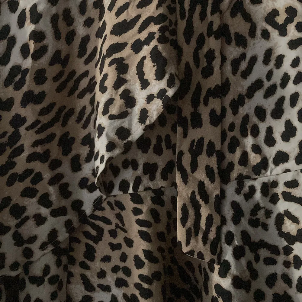 Omlott leopard kjol från Gina tricot storlek 34, knappt använd. Kjolar.