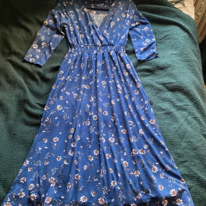 Vadlång blommig klänning från only  - En fin klänning som når till vaderna på mig (är 163) storlek L men otroligt stretchig så passar till större storlekar med. 