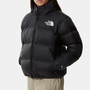 North Face Jacka - Säljer denna jacka då jag aldrig använder den längre. I nyskick och endast använd en halv vinter. Jag brukar ha storlek S och den passar mig bra! Köpt för 3700, säljer för 1000. Eller köp direkt för 1400 exkl frakt
