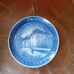 Jultallrik slott 1975 ,Royal Copenhagen . - Helt ny och oanvänd jultallrik Slott 1975 av märket Royal Copenhagen .hämtas i Skene alt skickas o köpare betalar frakten o Swishbetalning tillämpas .frakt inräknat i priset .104 kr .