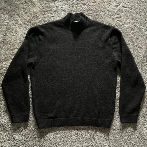 Stickad weekday tröja - Svart tröja från weekday som aldrig är andvänd och är i mycket bra skick. Meddela för intresse!