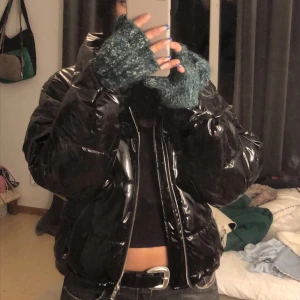 Gina jacka - Säljer en glansig pufferjacka från Gina tricot som inte kommit till användning perfekt nu till hösten/vintern. Använd 2 gånger så den är i nyskick🫶🏻