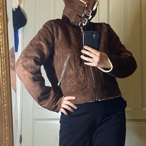 Höst/vinterjacka från weekday - Oanvänd fin brun höstjacka från weekday. Strlk Small. Går till midjan på mig. Varm och väldigt mysig. Brun mocka på utsidan och fake ull på insidan. Köpt för 800 säljer för 500