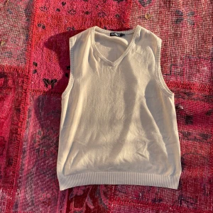 Stickad beige väst - Stickad beige väst köpt från humana den är extremt skön att ha på sig och kommer hålla länge. Fet färg och är fet på somrar och tidig höst.