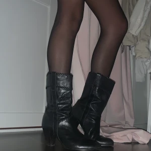 Boots - Säljer dessa snygga boots! Dom är i bra skick och ändats använda några få gånger! 