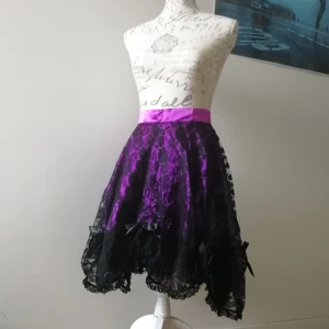 Kjol från Phaze Clothing - Otroligt fin högmidjad kjol från Phaze Clothing. Denna pärla har varit en kär favorit i många år, tyvärr får jag inse att den inte är min stil längre och förtjänar nytt hem. Står ingen strl men uppskattar den strl xS-S, mäter ca 36cm rakt över 