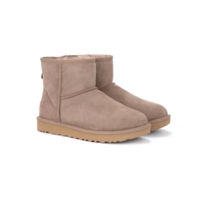 Uggs, gammelrosa  - Säljer mina uggs i gammelrosa färg. Väldigt sparsamt använda och ”nystädade” inför försäljning