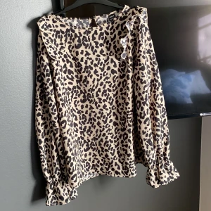 Blus - Blus med volang ärm Fint skick