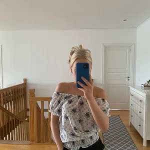 Offshoulder topp - En snygg offshoulder topp som kan stylas till söt eller snygg. Till både finare men kan använda annars också!