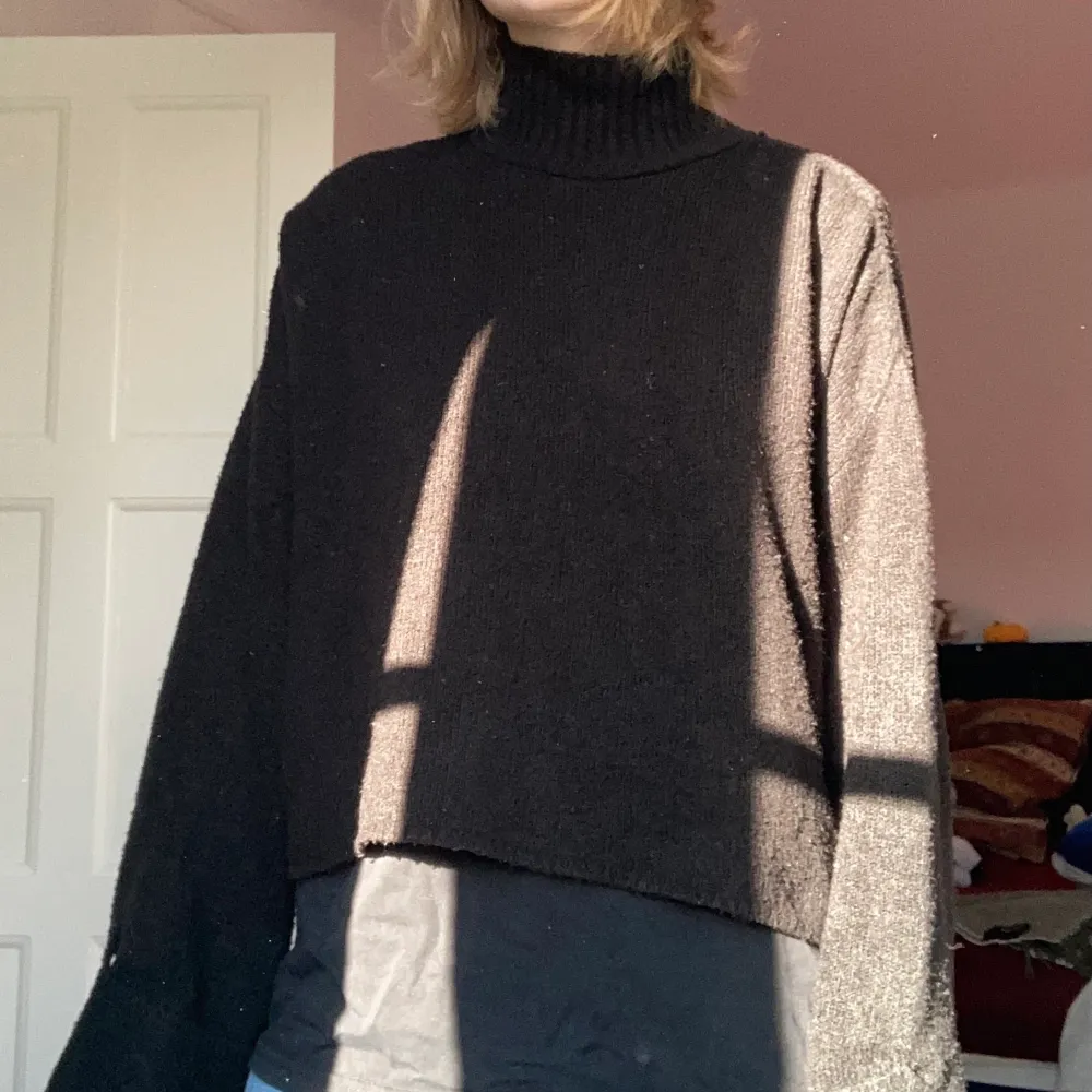 En svart stickad tröja från Gina tricot. Stora ärmar i flare och tröjan är cropped men varm och mysig. Plagget är lite nopprigt men det går att fixa innan jag skickar! Storlek XS men stor i storleken. För frågor finns jag i DM 😊. Stickat.