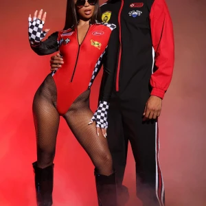 Halloween kostym - Skitsnygg racer-outfit till Halloween. Köpte flera och det gick inte gick att returnera. Den sitter exakt som på modellen och är stretchigt material. Solglasögon, ärmarna, fisknätstrumpbuyxor och bodysuiten. Betalade 500 för tull och frakt. Köpt för 480kr