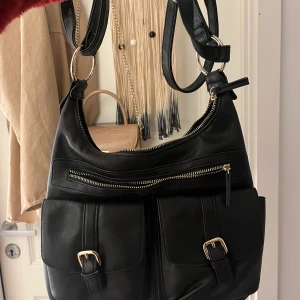 Svart väska - Säljer min fina svarta väska från åhlens då jag har för många väskor!