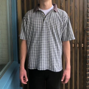 Mönstring piké  - En snygg piké med rutiga mönster av blå och vit.  Storlek: M.  Pris: 139kr+ frakt. Kontakta mig vid köp eller frågor om plagget, frakt osv. Mvh Petter