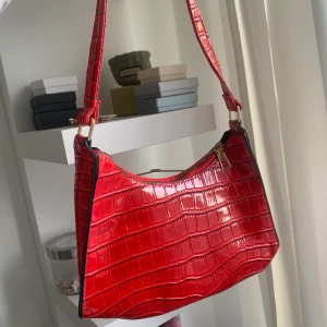 Röd baguette väska - Använd typ 1 gång. Väldigt fin färg💕