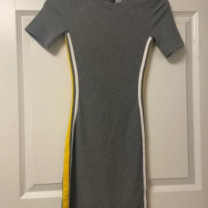 Klänning - Klänning som är helt ny aldrig andvänd 