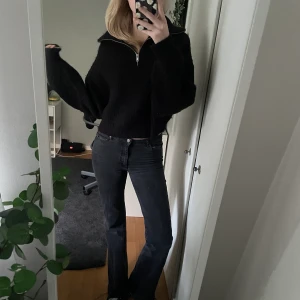 Stickat zip up - Stickad zip up tröja med högkrage från Gina tricot. Köpt i vi tras man sällan kommit till användning max 3/4 gånger, så därför säljer jag. Jätte snygg till svarta jeans och lätt att klä den. 