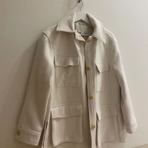 Höstjacka jacka dam  - Fin jacka i krämvit färg. Aldrig använd. Väldigt oversized så passar Stolek S & M med. 