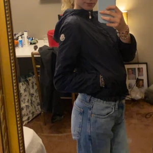 Mörkblå Moncler jacka  - Äkta Moncler jacka som är prefekt för hösten nu när det börjar bli lite kallare.🍁Fick jackan i present för något år sen men har bara använt den vid 2 tillfällen. 💞