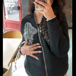 Rhinestone zip  - Så snygg rhinestone zip up. Tyvärr blivit för liten på mig. Storlek XS men kan passa S. 