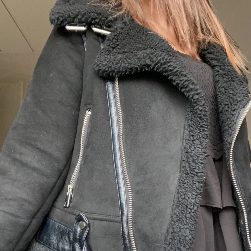 Populär o trendig Zara vinterjacka i mockaimitation, kostade 900 ny❤️‍🔥⚡️. Jackor.