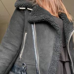 Populär o trendig Zara vinterjacka i mockaimitation, kostade 900 ny❤️‍🔥⚡️