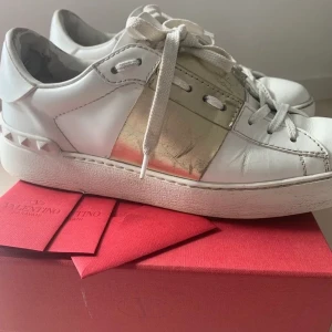 Valentino skor  - Valentino skor i fint använt skick se bild tre💖