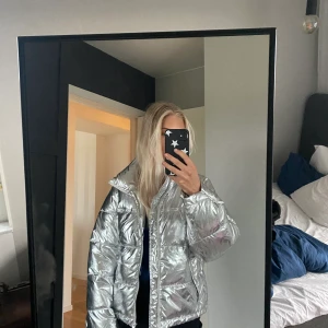 Silver jacka - Silver jacka från Gina stolek M 