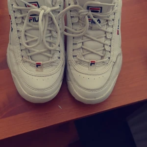 Fila skor  - Säljer dessa fina skor för dom är för små.. använt fåtal gånger . Köparen står även för frakten  