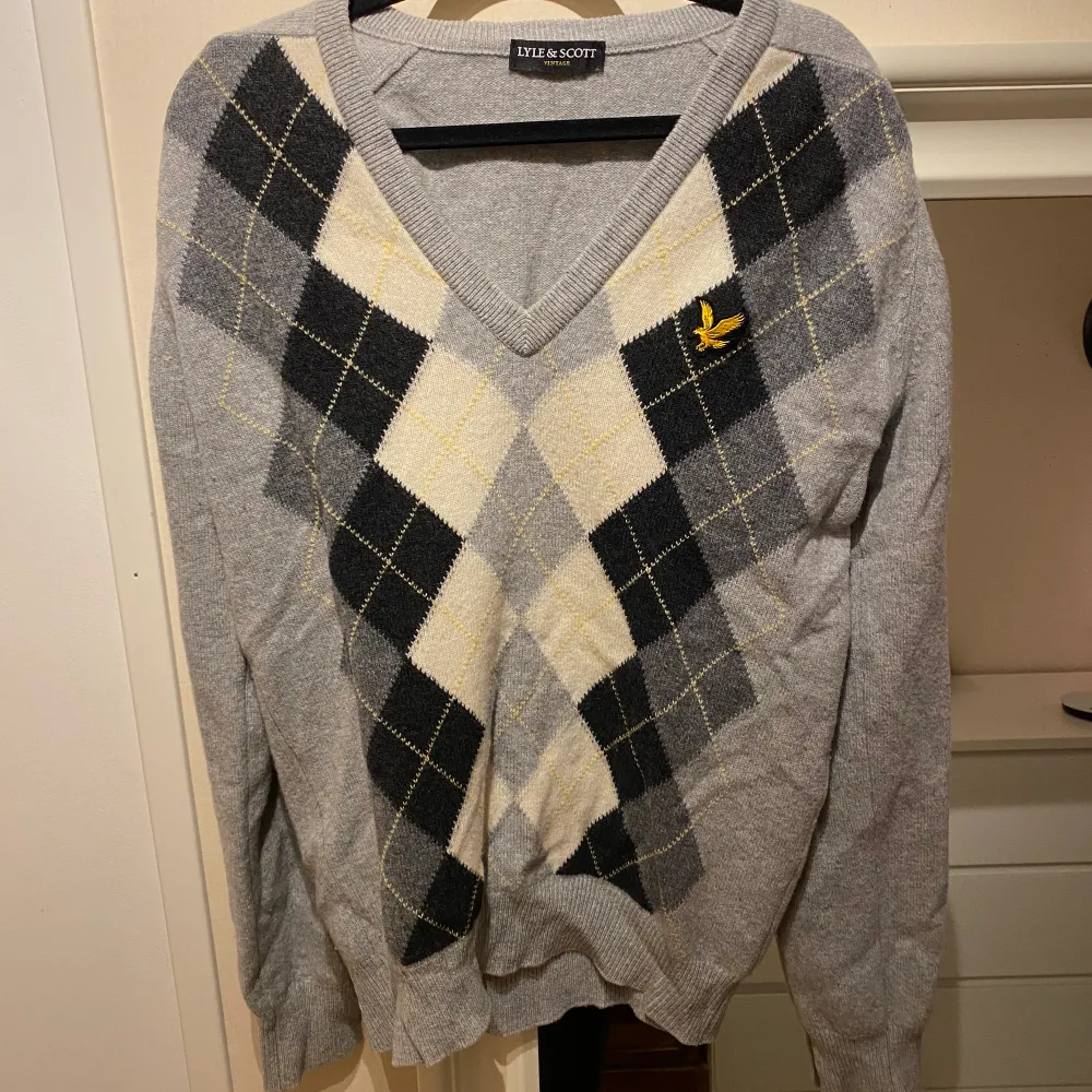 Vintage sweater från Lyle&Scott i storlek M! Fint skick utom ett litet hål vid axeln (se bild 2) Sticker inte :) 200kr + frakt. Hoodies.