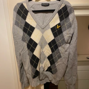 Vintage Lyle & Scott sweater - Vintage sweater från Lyle&Scott i storlek M! Fint skick utom ett litet hål vid axeln (se bild 2) Sticker inte :) 200kr + frakt