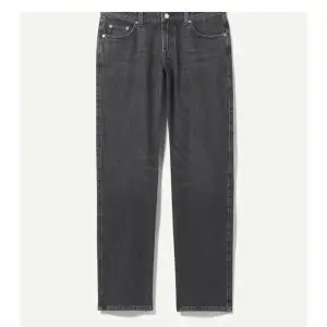 Säljer ett par weekday jeans i modellen Arrow low straight, färg Tar black💖
