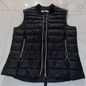 Mango svart väst Xs - Svart väst den mango säljs inte längre. Storlek XS🖤