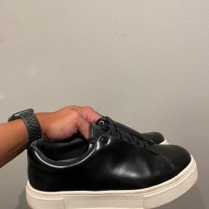 Eytys Doja Leather  - Som bilden är dom i väldigt fint skick, bara lite skav på ovansidan av hälen, hela & fina inuti.   Kan skicka fler bilder vid intresse :) 