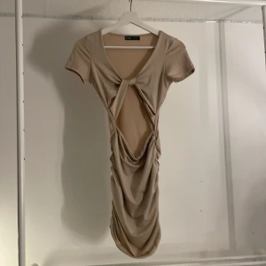 Kläning  - Jag säljer denna kläning då jag fick två stycken när jag beställde den och den är från SHEIN därav priset, den har aldrig använts och den har varit här hos mig i en månad och bara legat ihopviken i en låda 