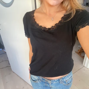 Change t-shirt - Svart t-shirt med spets från change!🥰