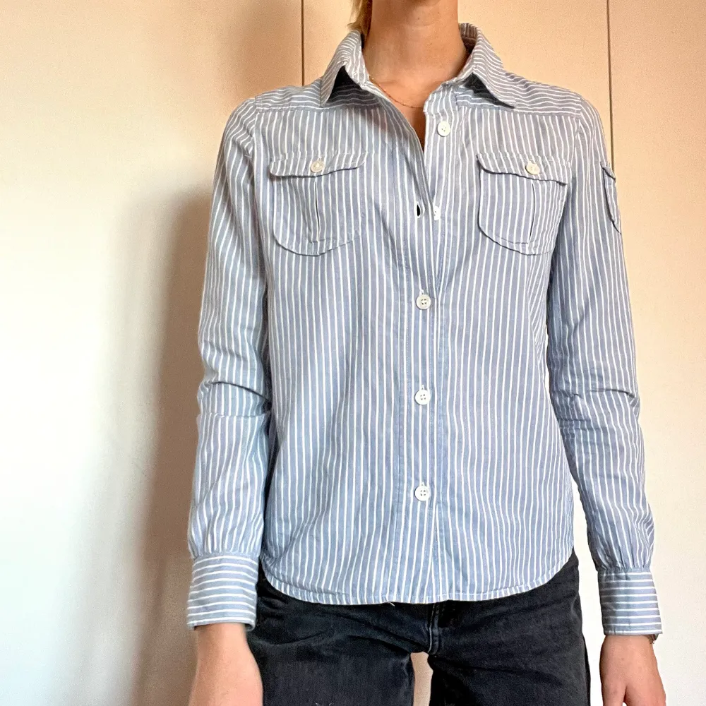 Fin skjorta från Marc Jacobs! Som ny!   Kan skicka eller mötas upp i Stockholm ☺️Storlek 10, jag är 36a och sitter lite löst på mig✌🏼. Skjortor.