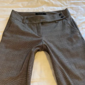 Kostymbyxor  - Jättefina grå lågmidjade kostymbyxor från Stockh Lm i storlek 36. Nypris är 800 och som i Nyskick. Ser rutiga ut på bilden men inget som syns i verkligheten💕tryck inte på köp nu!