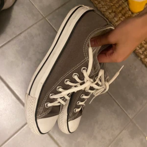 Converse - Storlek 38 mycket bra skick. Behövs bara en ny sula då jag haft i andra. 