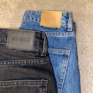 Weekday jeans - Riktiga favoriter med medelhög midja och raka ben, fräscha och i bra skick. I samma storlek som modellen w25,l32 och hon är 173 cm. Finns i svart och blå! Ett par för 130kr, båda för 200kr