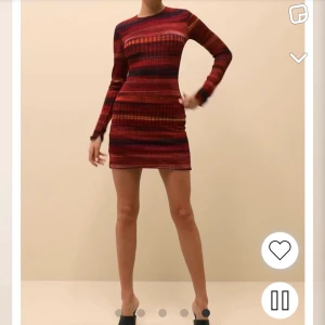 Klänning  - Säljer denna klänning från nelly. Nästan helt oanvänd 