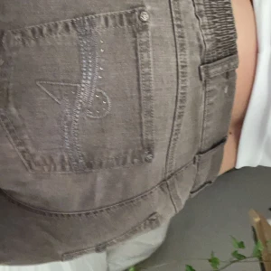 bruna vintage byxor!:) - köpta på loppis men inte kommit till användning. notera att jag har dom nedvikt på andra bilden! skriv privat för mått. passar mig som har M i byxor:)  pris kan diskuteras! 