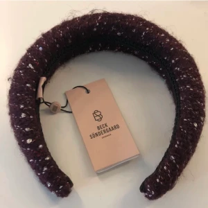 Diadem - Säljer detta as snygga diademet från Beck Söndergaard. Helt oanvänd med prislappen kvar💕