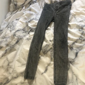 Sköna tights - Ett bar försmå byxor. (För mig) men kanske inte för era syskon/barn. Fint skick. 