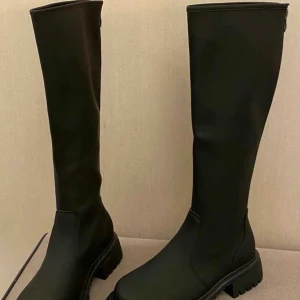 Stövlar zara - Stövlar som liknar de från zara, är från shein. Det är en rejäl och bra sko. Bra kvalité, sparsamt använda. 400 kr inklusive frakt. Storlek 39, skulle säga de passar 38,5-39