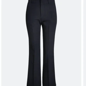 Vilma kostymbyxor  - Säljer mina Vilma kostymbyxor från BikBok. Superbra skick och inga defekter! (De är uppsydda så de liknas med petite modellen)🥰 tryck inte på köp nu!