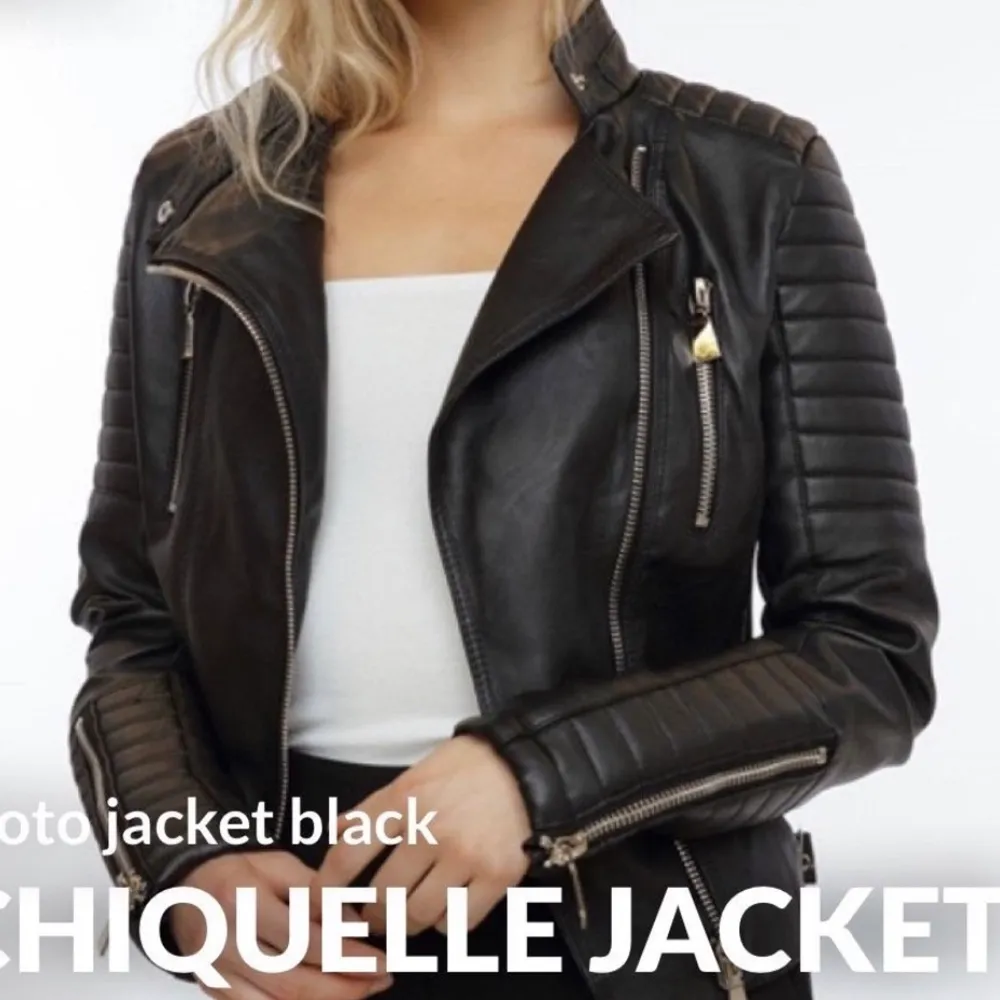 Säljer denna skinnjacka från Chiquelle, det är deras moto jacket i svart. Säljer då den inte används, mycket bra skick Storlek 40/S. Jackor.