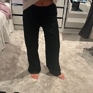 Kostymbyxor från NA-KD - Säljer vidare dessa kostymbyxorna jag köpte här på Plick som tyvärr var för stora för mig som är 34-36. Dem är i en rak modell från NA-KD i storlek 36. Jag är 166 cm lång. Jag har lånat bilderna. Det är bara att kontakta mig vid frågor!💕