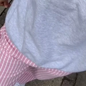 Randiga byxor - Super coola byxor från mango. Använda 1 gång. Säljer då de är förstora för mig.