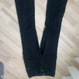 Jeans - Fina jeans ifrån bikbok, kontakta mig vid eventuella frågor 🫶🏻