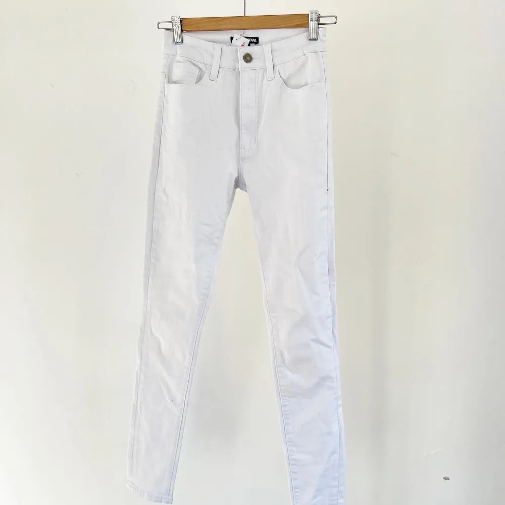 Oanvända vita jeans från fashion nova US1/XXS. Jeans & Byxor.